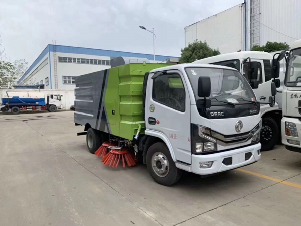 東風小多利卡掃路車（1.5方水罐，4方塵罐）