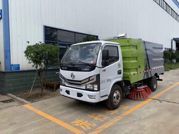 東風小多利卡掃路車（1.5方水罐，4方塵罐）