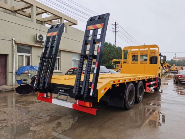 東風(fēng)D17-H后八輪平板拖車