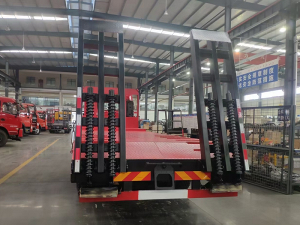 東風(fēng)齊星前四后八挖機(jī)平板拖車(chē)