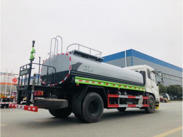 東風(fēng)天錦護(hù)欄清洗車