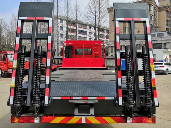 國(guó)六柳汽乘龍前四后八平板運(yùn)輸車，挖機(jī)拖車