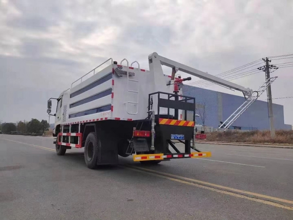 東風四驅光伏板清洗車,8方水罐